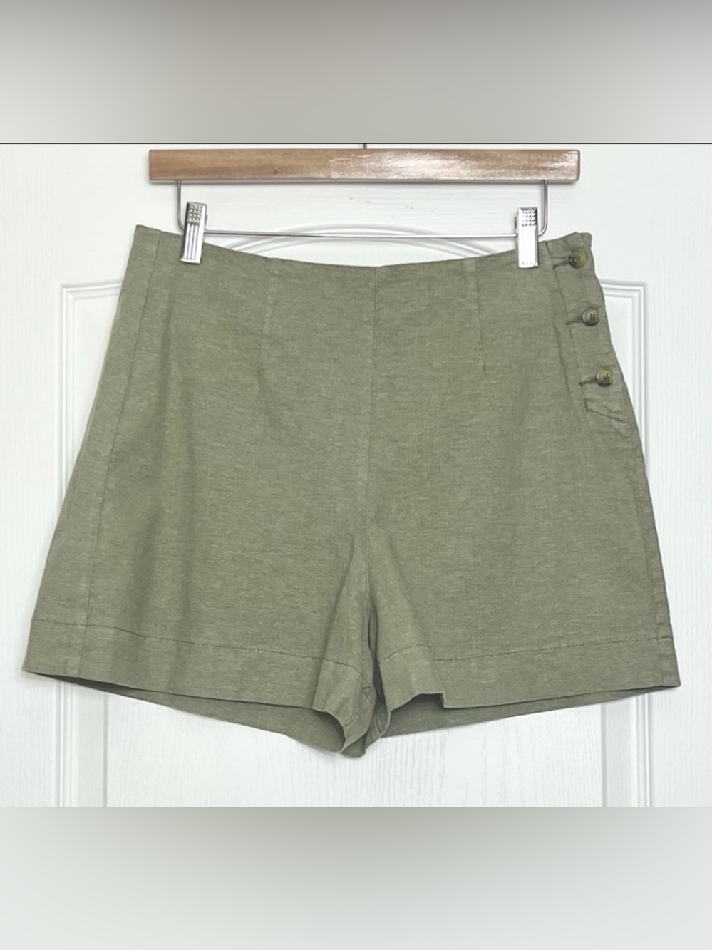 Lila Ryan Linen Blend High Waisted Shorts  Size 6 Olive Green Side Button